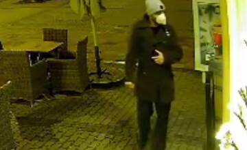 FOTO: Banskobystrická polícia hľadá maskovaného zlodeja. Ulakomil sa na cudzie peniaze