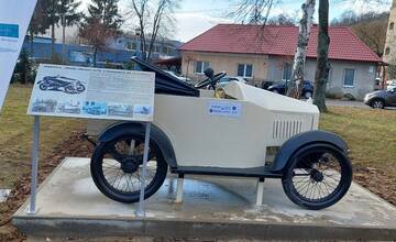 FOTO: V Hronskom Beňadiku sa pýšia "Drndičkou". Ide o repliku prvého slovenského auta