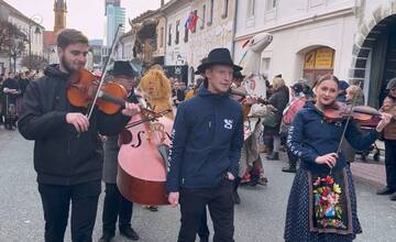 VIDEO: Fašiangový sprievod Banskou Bystricou vyvrcholil na Námestí SNP. Takto sa zabávali miestni obyvatelia
