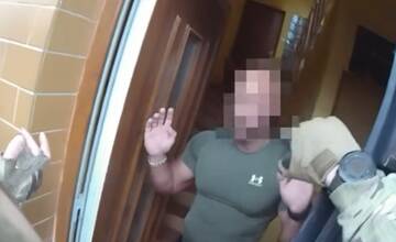 VIDEO: Zásah NAKA v rodinnom dome. Policajti zadržali dvojicu, ktorá predávala anaboliká