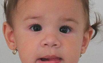 FOTO: Polícia pátra po 2-ročnom dievčatku z Krupiny. Má krátke kučeravé vlasy a tmavohnedé oči