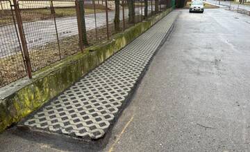 FOTO: V Poltári vznikla nová parkovacia plocha. Má zlepšiť dopravnú situáciu a zvýšiť bezpečnosť detí