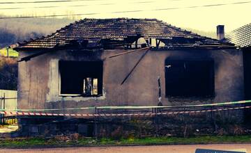 FOTO: V obci Hodejov zhorel rodinný dom. Požiar zničil celý interiér, priestory sú neobývateľné