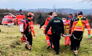 FOTO: Policajti v Detve pomáhali pri transporte muža, ktorého ťažko poranila motorová píla
