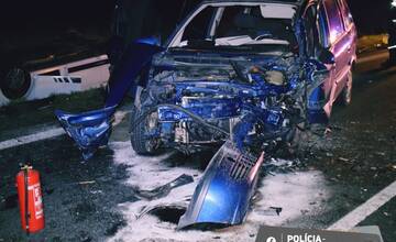 FOTO: V okrese Lučenec došlo k dopravnej nehode. Jeden z vodičov skončil s ťažkými zraneniami