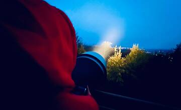 FOTO: Nad Banskou Bystricou budú svietiť záhadné svetlá. Ľudia sa však nemusia ničoho obávať