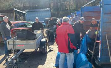 FOTO: Keď dávajú, tak ber. V Banskej Bystrici bolo rušno, ľudia odchádzali s plnými vedrami