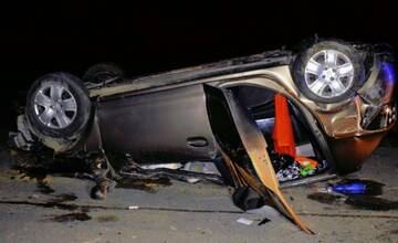 FOTO: Auto skončilo prevrátené na streche. Opitá vodička havarovala medzi obcami Semsúrov a Veľký Blh