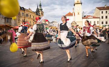 FOTO: Banská Bystrica žila ľudovými zvykmi a tradíciami. Takto to vyzeralo na Námestí SNP