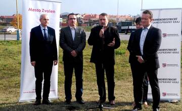 Kruhový objazd vo Zvolene mal byť postavený v roku 2019. Ľudia vtipkujú, že do konca storočia sa to podarí