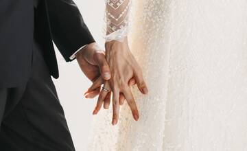 Drahší sobáš aj nahliadnutie do matrík: Za ktoré správne poplatky si po novele zákona priplatíme?