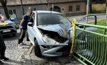 FOTO: Veľkonočná naháňačka skončila rozbitým autom. Krupinská polícia zadržala problémového muža