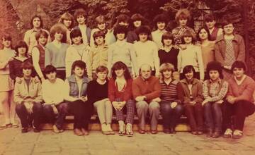 FOTO: Pomôžte Janke nájsť spolužiačky. Chodili spolu do školy v Banskej Štiavnici pred 40 rokmi