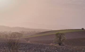 Saharský prach opäť zašpiní Slovákom autá či balkóny. Kedy sa naň pripraviť a ako ho odstrániť?