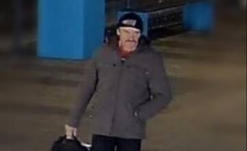 FOTO: Spoznávate tohto muža? Polícia ho hľadá v súvislosti s falošnými peniazmi a krádežou