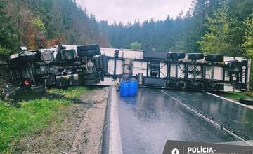 V okrese Kremnica je neprejazdná cesta. Vážna nehoda kamióna