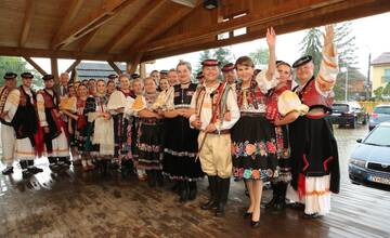 Chcete zažiariť a máte doma podpoliansky kroj? Ak áno, môžete si zahrať vo videoklipe