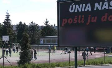 Vulgárny bilbord Kotlebovcov pri základnej škole v Banskej Bystrici odstránili. Teší sa riaditeľ aj rodičia detí
