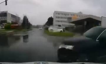 VIDEO: Kamera zachytila nehodu mestskej polície. Vyjadril sa k nej aj primátor Žiaru nad Hronom