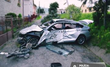 Tragická nehoda v Klenovci. Vodič zrážku neprežil, jeho spolujazdec bojuje o život