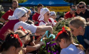 FOTO: Hasiči zo Žarnovice mali plné ruky práce. Nehasili požiar, ale stavali máj