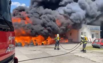 V Rimavskej Sobote zhorel autoservis, pneuservis aj sklad pneumatík. Zasahovali desiatky hasičov