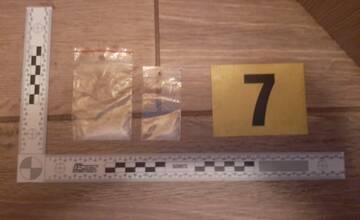 FOTO: Dvojica z Klenovca mala doma väčšie množstvo pervitínu, zadržala ich polícia