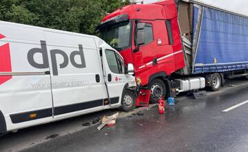 FOTO: Vážna dopravná nehoda dodávky a kamióna pri Pincinej. Jedného vodiča museli letecky transportovať do nemocnice