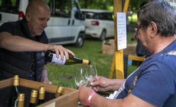 FOTO: Žiarsky park ožil. Zaplnili ho priaznivci dobrého vína, nechýbal ani hudobný program