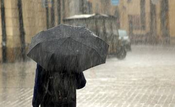 Výstraha pre Banskobystrický kraj. Čakajte prudké lejaky a krúpy