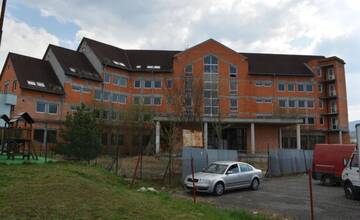 Detva predáva rozostavanú budovu okresného úradu, na jej dokončenie nemá peniaze