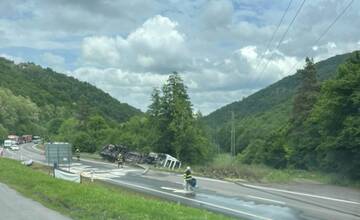 FOTO: Pri Krupine sa prevrátil kamión. Dopravná nehoda spôsobila obmedzenia