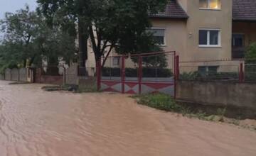 FOTO: Búrka napáchala v dedine pri Rimavskej Sobote veľké škody. Hlavnou cestou sa valilo blato