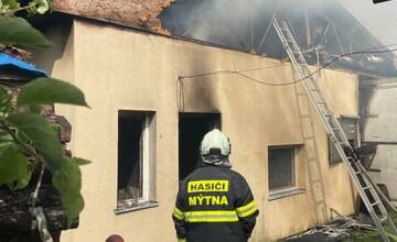 V obci Mýtna horelo. Pri požiari stolárskej dielne zasahovali desiatky hasičov