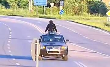 VIDEO: Žena z Revúcej hazardovala so životom. Počas jazdy sedela na streche auta