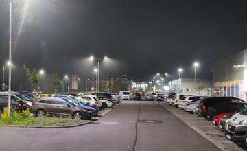 Návštevníci obchodného centra vo Zvolene sú frustrovaní. Parkovisko je plné, žiadajú rampy