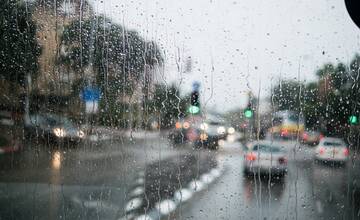 V okolí Banskej Bystrice očakávajte aj dnes prehánky, možné sú aj búrky