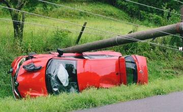 FOTO: Vodička narazila v obci Petrovce do stĺpa elektrického vedenia. Previezli ju do nemocnice
