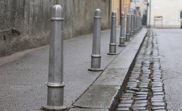 Vodiči pozor: V Brezne od dnes platí nový zákaz státia a zastavenia. Celé mesto je jeden veľký zákaz, hnevajú sa občania