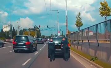 VIDEO: Ženy za volant a chlapi do práce, napísala banskobystrická hliadka a ručne odtlačila auto z vozovky