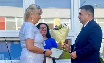 Základná škola v Brezne sa po 17 rokoch lúčila s riaditeľkou. Koniec školského roka bol plný emócií