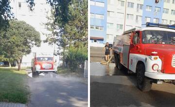 Dobrovoľní hasiči v Poltári bojujú s horúčavami. Podvečer vychádzajú do ulíc, aby ochladili mesto