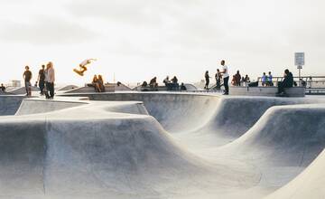 FOTO: Banská Bystrica poteší hokejbalistov a skaterov, pripravuje  pre nich nové športoviská