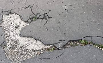 Chodníky sú vo viacerých obciach Banskobystrického kraja v kritickom stave, obyvatelia sa sťažujú