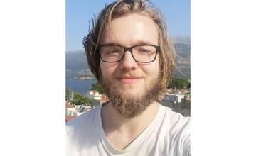 Študent Ján z Radvane, ktorý  v polovici júla zmizol v Grécku, je stále nezvestný. Jeho blízki sú zúfalí