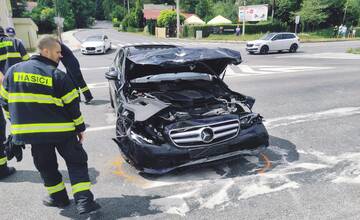 FOTO: Pri nehode v Banskej Bystrici sa zranili štyria ľudia, všetkých previezli do nemocnice