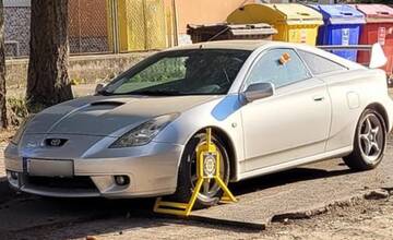 FOTO: Bizarné parkovanie v Banskej Bystrici. Majiteľ auta dostal nielen pokutu, ale aj výsmech na internete