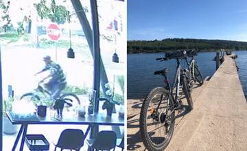 FOTO: Lektorke jogy ukradli v Banskej Bystrici bicykel. Nespoznávate zlodeja?