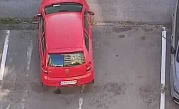 FOTO: Kreatívne riešenia zlého parkovania vo Zvolene. Obyvatelia to zatiaľ berú s humorom
