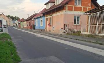 Rekonštrukcia cesty v Banskej Bystrici podľa občanov nemá konca. Komplikuje im každodenný život